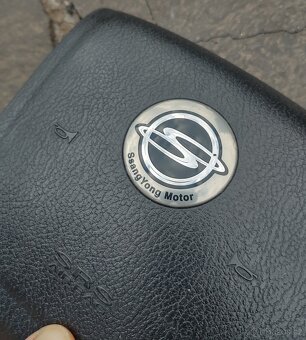 Ovladače stahováni oken, ventilátor, airbag, emblem Rexton - 12