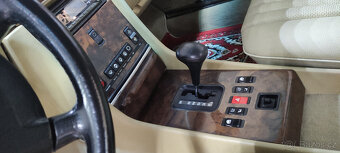Mercedes-Benz SL R107 560 - 12