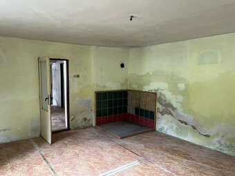 Prodej prostorného rodinného domu s dílnou - 12