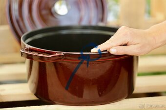 litinový hrnec STAUB original 28 cm grenadine - 12
