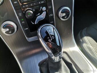 VOLVO V60 2.0 T5 Drive-E 180kW MOMENTUM automat - ČR - 12