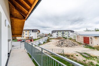 Pronájem bytu 3+kk (88 m²) s parkovacím stáním a sklepem – T - 12