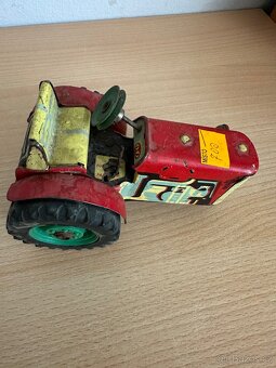 Starý plechový traktor na klíček - 12