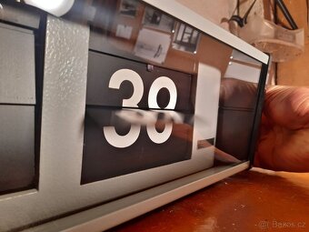 Funkční překlápěcí hodiny Pragotron IPJ0612 z roku 1985 - 12