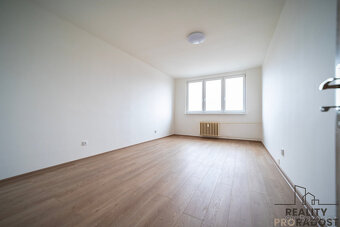Pronájem bytu 2+1 po rekonstrukci, který se nachází na ul. D - 12