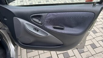 Toyota Yaris 2003 VVT-i 1.0 benzín - 12