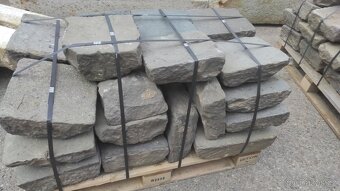 Stará kamenná dlažba, zápražáky, cca 60 m2 - 12