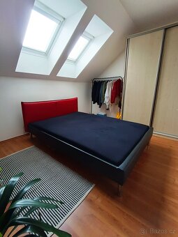 🛏️ Stylová postel s červeným čelem z eko kůže - 12
