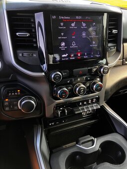 Dodge Ram 1500 5.7 V8 HEMI - 4x4 - RAM BOXY - NEBOURANÝ - 12