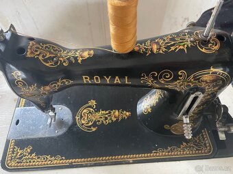 Starožitný šicí stroj ROYAL - 12
