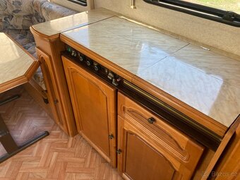 Prodám karavan francouz , topení s rozfukem , lednice ,solar - 12