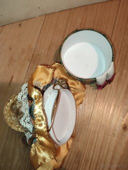 Panenka ,krabička - 12