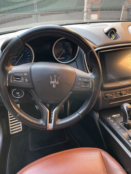 Maserati Ghibli 3.0 V6 benzín 350PS - 12