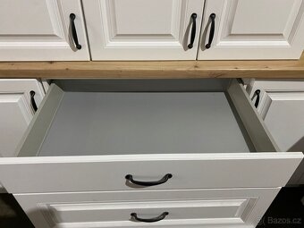 Moderní kuchyňská linka bez spotřebiči - 12