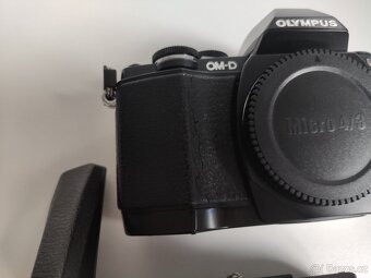 Olympus OM-D E-M10 s gripem, 2x baterie a nabíječka - 12