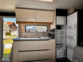 Prodej rodinného obytného přívěsu Adria Adora 573 PT - 12