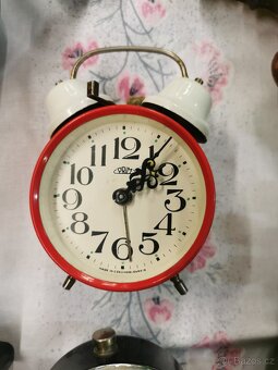 Staré mechanické budíky, nástěnné hodiny. - 12