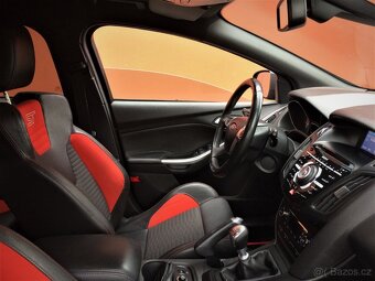 Ford Focus 2.0i 16v ST sport - 12
