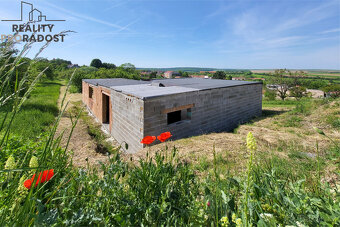 Stavební pozemek o velikosti 1443 m2 s hrubou stavbou RD a k - 12