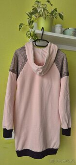 Elegantní mikinové šaty s ozdobnou síťovinou s kamínky - 12