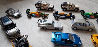 autíčka - modely Bburago 1/24 starší na díly - 12