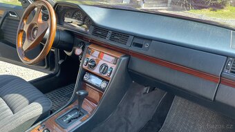 Mercedes-Benz 300 CE (1990) v perfektním stavu - 12