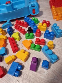Stolek Mega Bloks včetně kostiček - 12