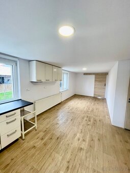 Rodinný patrový dům se zahradou, garáží a vinným sklípkem - 12