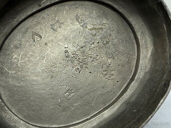 Starožitná cínová konvice zdobená litý cín značená - 12
