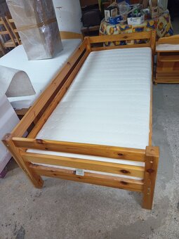 Prodám hezkou postel z masivu 90 x 200 cm+noční stolek - 12