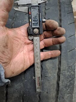 2 vodicí kola 295/80 R 22,5" - 12