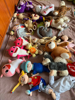 Sbírka plyšáků - přes 400 kusů, dále set Furby 2005 - 12