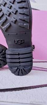 KOŽENÉ KOZAČKY S ROZŠIŘUJÍCÍM LEMEM - UGG - vel. 39 - 12