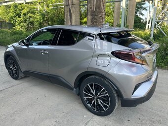 Toyota C-HR Hybrid 1.8 e-CVT, r. 2019 – perfektní stav, spol - 12