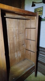 Dřevěná skříň - 12