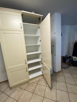 Moderní kuchyňská linka se spotřebiči - 12
