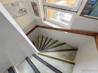 Pronájem kancelář 14 m2, společné zázemí 10 m2, ul. Vaničkov - 12