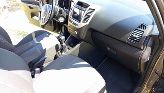 KIA VENGA 1,4 CVVT; 90Ps; najeto pouze 20.600km - 12