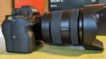 Skvělý Sony Alpha 7 III včetně zoom objektivu FE 24-105 mm F - 12