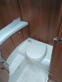 Karavan Hobby 495 UL Premium. Max. výbava - 12