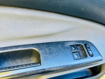 ŠKODA OCTAVIA 1.6 i TOUR BENZÍN 75 kW KLIMA - 12