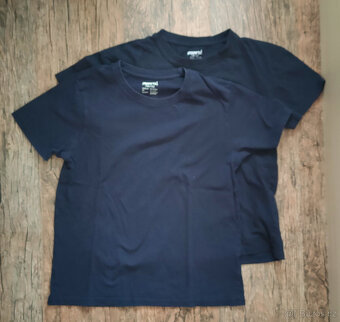 12 triček, vel. 146/152 - 12