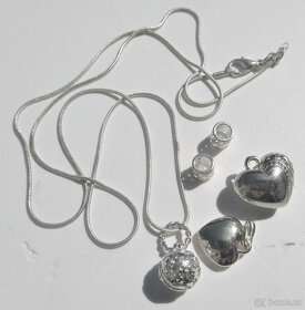 KRÁSNÝ DÁREK - Dámský řetízek se 4 různými přívěsky - 12