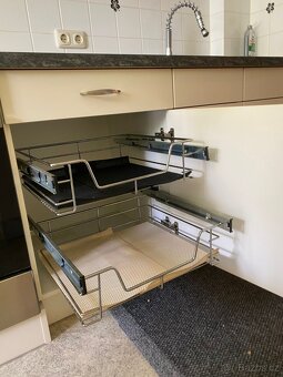Moderní kuchyňská linka se spotřebiči - 12
