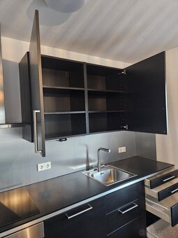 Moderní kuchyňská linka se spotřebiči - 12