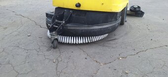 Čistící stroj na podlahy Karcher - 12