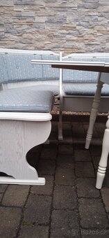 Rohová lavice bílá se stolem +2 židlemi - 12