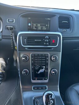 Krásné Volvo V60 D6 AWD 208KW, TAŽNÉ 1800KG - 12