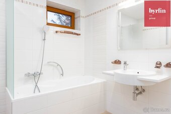 Na prodej rodinný dům s terasou a dvěma garážemi v Ústí nad  - 12