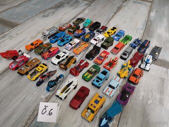 Autíčka HotWheels - 12